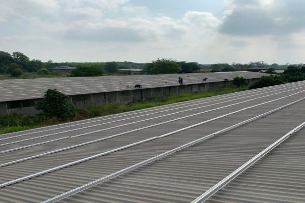 telhado metálico - sistema de estantes solares - solução para pés