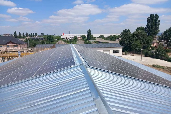 A Colômbia investe US$ 2,1 bilhões na instalação de sistemas de energia solar para famílias de baixa renda.